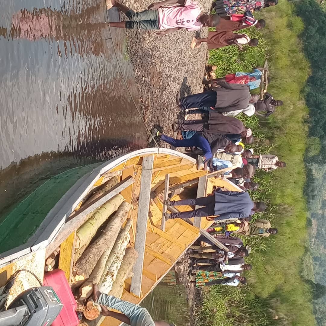 Residents removing the unidentified body from the lake. Photo by Kwiringira.